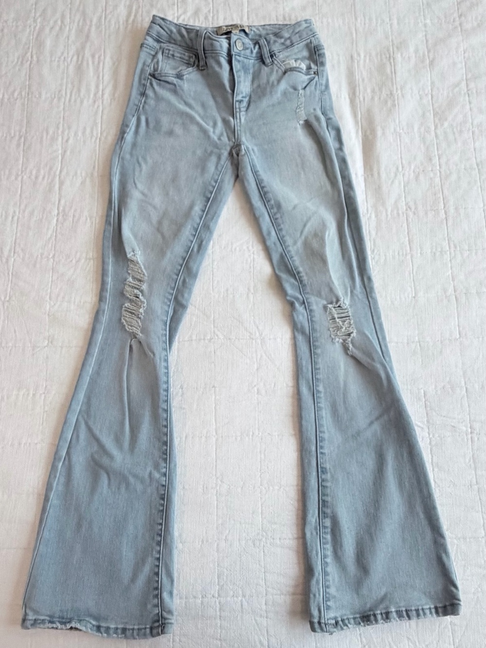 Love Cult Women’s Juniors 0 Light Blue Wash Distressed Flare Jeans